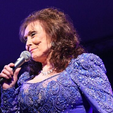 posthumous-loretta-lynn-book-announced