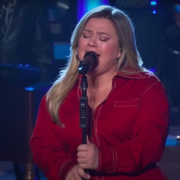 watch-kelly-clarkson-wail-out-the-killers’-“somebody-told-me”