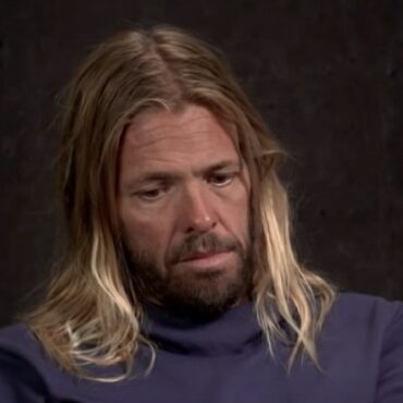 foo-fighters-sing-about-taylor-hawkins-dying-in-clip