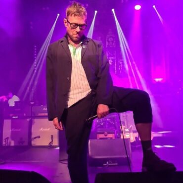 watch-blur-play-new-song-“st.-charles-square”-and-live-rarities-at-first-show-in-eight-years