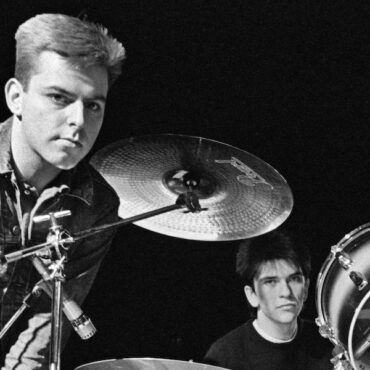 the-smiths-drummer-mike-joyce-remembers-andy-rourke-in-new-interview:-watch