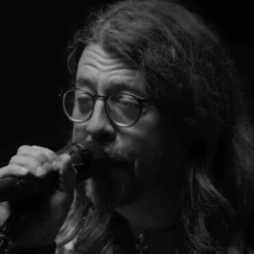 dave-grohl-forgets-lyrics-in-foo-fighters-return-video