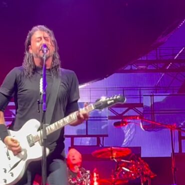 watch-foo-fighters-debut-“but-here-we-are”-at-emotional-first-concert-with-new-drummer-josh-freese