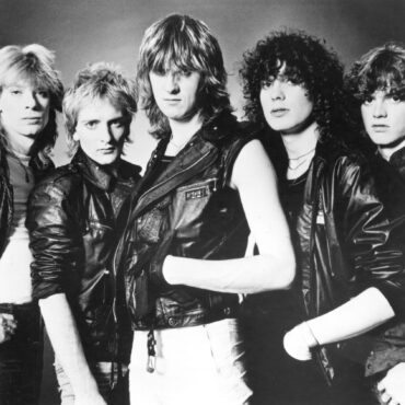 a-composer-breaks-down-the-music-theory-behind-def-leppard’s-“photograph”