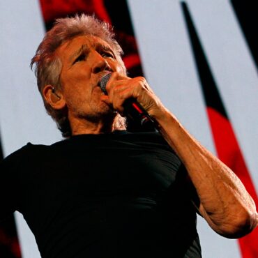 pink-floyd’s-roger-waters-investigated-by-german-police-over-satirical-nazi-costume