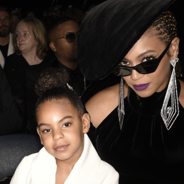 beyonce-brings-out-blue-ivy-for-choreographed-dance-at-paris-show:-watch