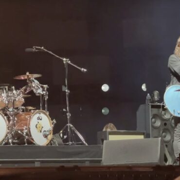 watch-foo-fighters-play-“i’ll-stick-around”-with-taylor-hawkins’-son-at-boston-calling