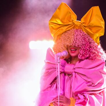 sia-says-she-is-on-the-autism-spectrum-in-new-podcast-appearance