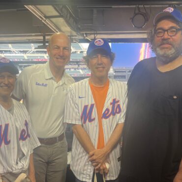 yo-la-tengo’s-ira-kaplan-throws-first-pitch-at-new-york-mets-game:-watch