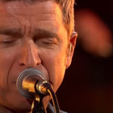 watch:-noel-gallagher-covers-joy-division’s-“love-will-tear-us-apart”-with-bbc-orchestra