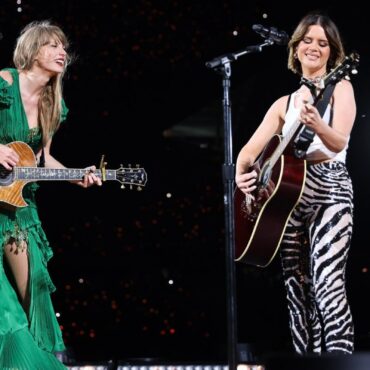 watch-taylor-swift-and-maren-morris-perform-“you-all-over-me”-in-chicago