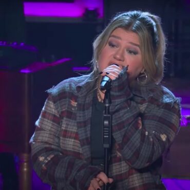 shindig-addict-kelly-clarkson-covers-red-hot-chili-peppers’-“can’t-stop”