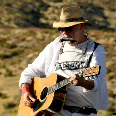 neil-young-announces-west-coast-tour-featuring-songs-he’s-never-played-live