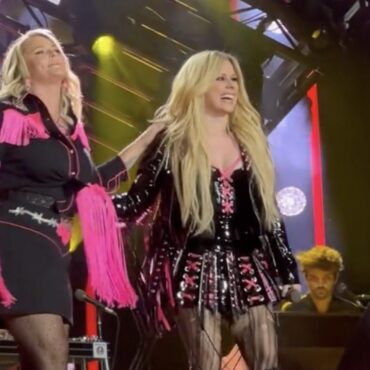 watch-avril-lavigne-join-miranda-lambert-for-“sk8er-boi”-at-cma-fest