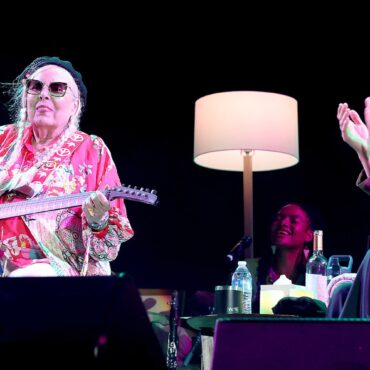 watch-joni-mitchell-play-first-headline-concert-in-over-20-years