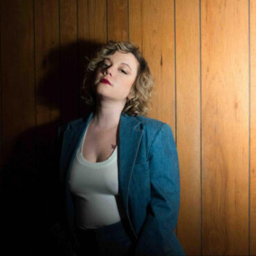 lydia-loveless-announces-new-album,-shares-music-video-for-new-song-“toothache”