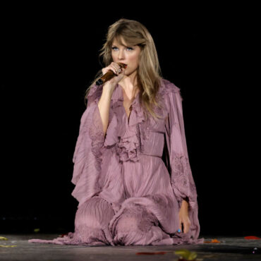 watch-taylor-swift-debut-“seven”-with-aaron-dessner-in-pittsburgh