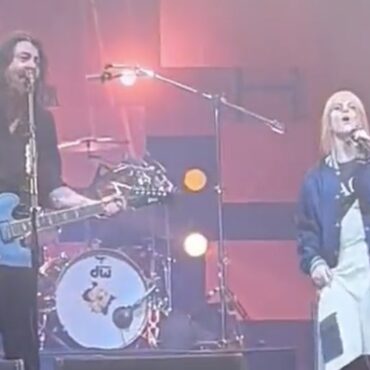 watch-hayley-williams-join-foo-fighters-onstage-at-bonnaroo