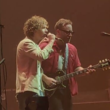 watch-beck-join-the-black-keys-for-“loser”-in-paris