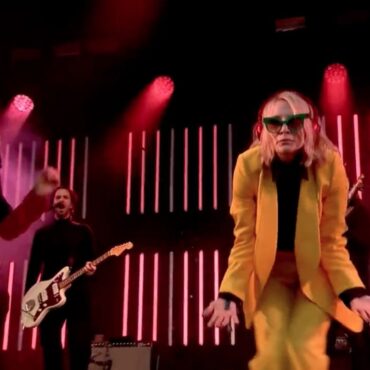 watch-cate-blanchett-join-sparks-for-“the-girl-is-crying-in-her-latte”-at-glastonbury