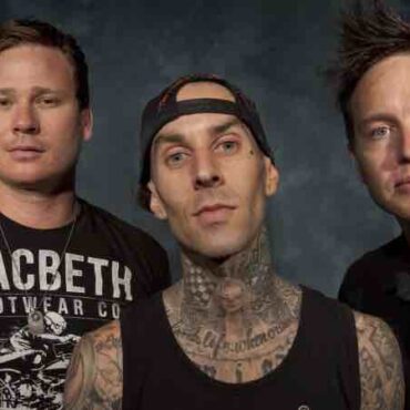 blink-182-member-gives-middle-finger-to-fan-in-photo