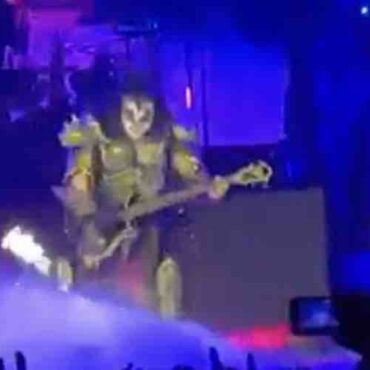 gene-simmons-has-fire-accident-at-kiss-show