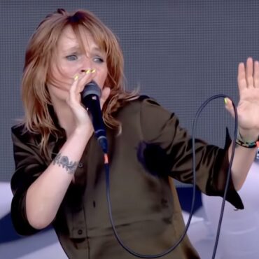 billy-nomates-asks-bbc-to-stop-streaming-her-glastonbury-set-after-online-attacks