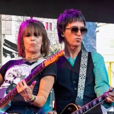 johnny-marr,-dave-grohl-join-pretenders-for-raucous-“tattooed-love-boys”-at-glastonbury