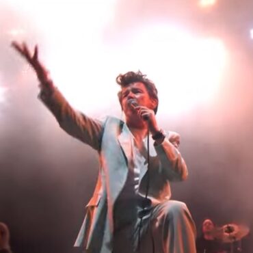 rick-astley-performs-a-full-set-of-the-smiths’-greatest-hits-at-glastonbury-—-setlist-+-video