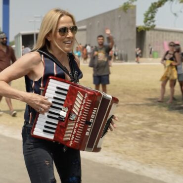 watch-sheryl-crow-sing-her-hits-on-rollerblades-with-an-accordion-at-bonnaroo