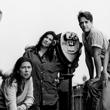 the-breeders-mark-30th-anniversary-of-“last-splash”-with-new-reissue,-tour-—-hear-an-unreleased-song