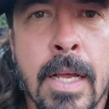 dave-grohl-rides-on-train-in-new-viral-photo