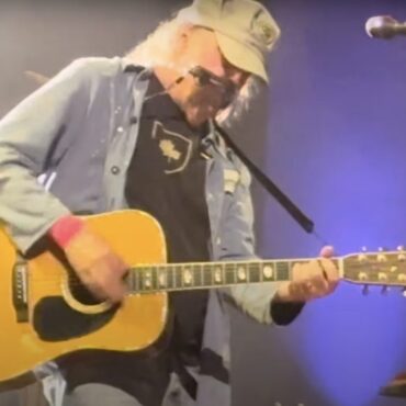 watch-neil-young-play-deep-cuts-at-west-coast-rarities-tour-kickoff