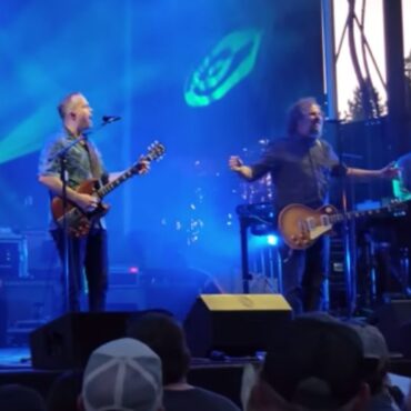 watch-patterson-hood-join-jason-isbell-and-the-400-unit-for-drive-by-truckers’-“lookout-mountain”-in-portland