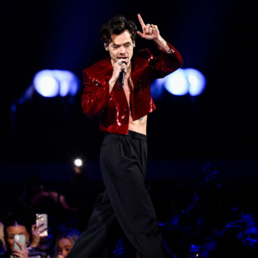 harry-styles-hit-in-the-eye-with-object-in-vienna