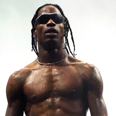 travis-scott-announces-utopia-performance-at-egyptian-pyramids