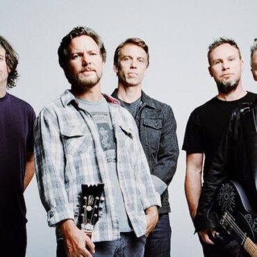 pearl-jam-touring-with-pop-rock-band-in-2023