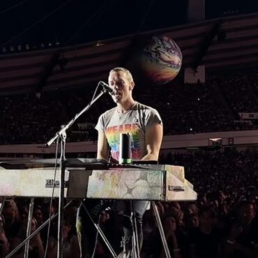 watch-coldplay’s-chris-martin-cover-backstreet-boys-in-gothenburg