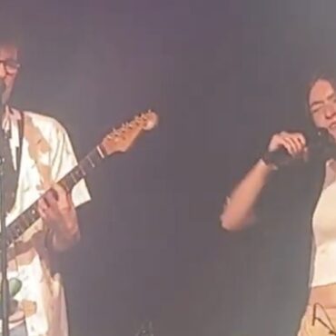 watch-snail-mail’s-lindsey-jordan-sing-two-pinkerton-songs-with-weezer-in-nyc