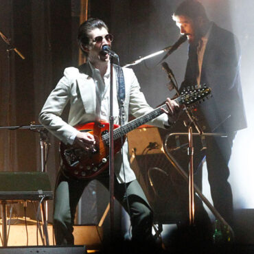 arctic-monkeys-are-“the-last-great-guitar-band”-and-“the-only-good-really-popular-band,”-say-blur-and-hives-frontmen