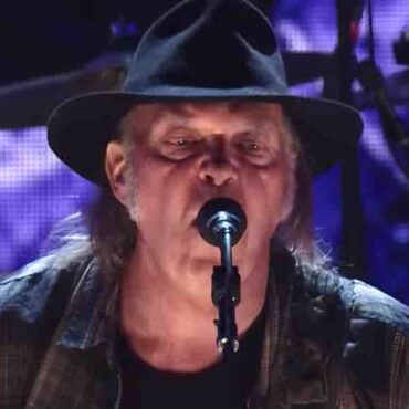 neil-young-revives-pearl-jam-collaboration-on-tour