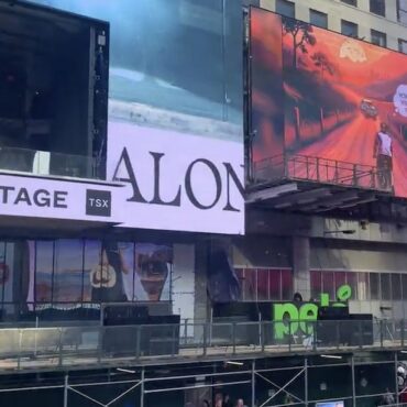 watch-post-malone-play-a-free-pop-up-show-in-times-square