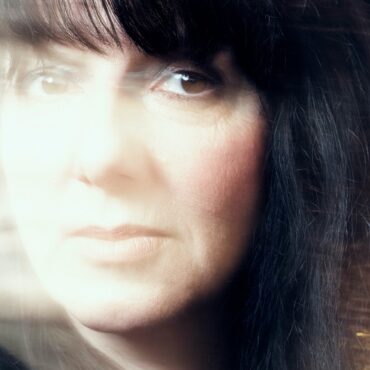 lush’s-emma-anderson-announces-debut-solo-album-pearlies,-shares-video-for-new-song:-watch