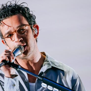 the-1975-set-in-malaysia-pulled-after-matthew-healy-kisses-bandmate-and-attacks-lgbtq+-laws