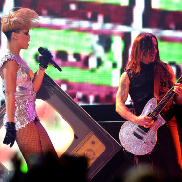 extreme-and-guns-n’-roses-guitarists-are-marding-over-rihanna