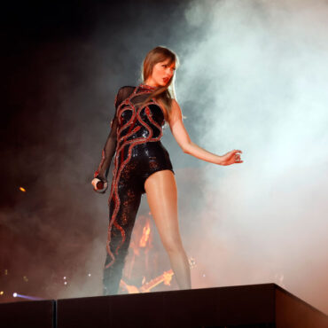 watch-taylor-swift-and-haim-perform-“no-body,-no-crime”-live-for-the-first-time-in-seattle