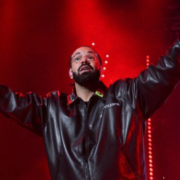 drake-bought-tupac-shakur’s-ring-at-sotheby's-auction-for-$1-million