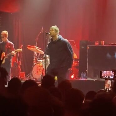 watch-liam-gallagher-cover-jimi-hendrix-in-london