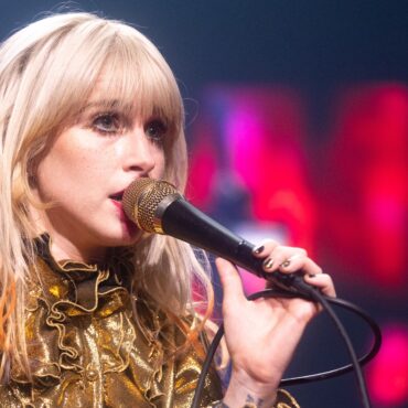 paramore-cut-tour-short,-citing-hayley-williams’-lung-infection