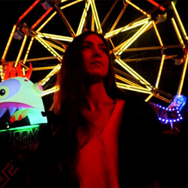 weyes-blood-shares-new-video-for-“hearts-aglow”